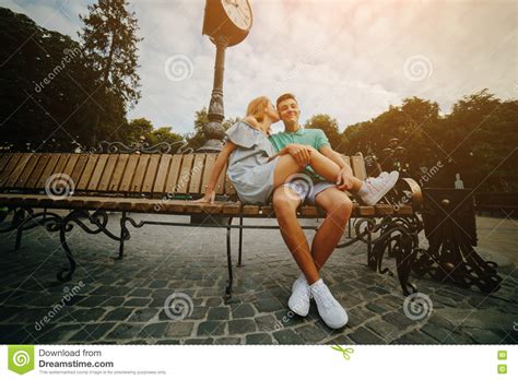 Type Et Fille S Asseyant Sur Un Banc Image Stock Image Du Coiffure