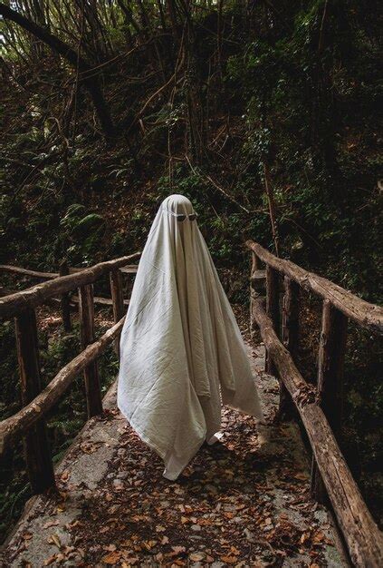 Uma Figura Branca Em Uma Ponte De Madeira Na Floresta Foto Premium