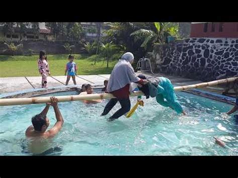 Lucu Lomba Gebuk Bantal Guling Di Atas Kolam Renang Youtube