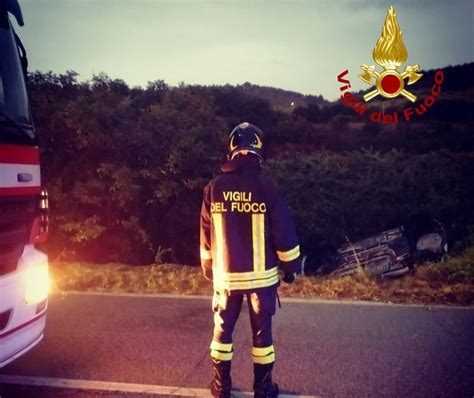 Rapolano Auto Esce Di Strada E Si Ribalta Sulla Sp Ferita Una