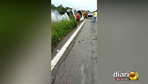 Carreta destino ao RN carregada de carnes tomba em Uiraúna e