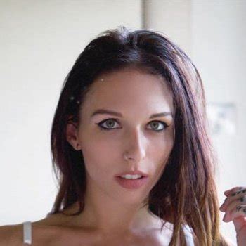 Hope Brookes Babe Page Watch This Adult Model On FreeOnes