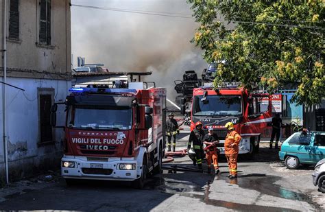 Fiamme E Paura In Via Di Pietralata Brucia Un Autodemolitore Il Tempo