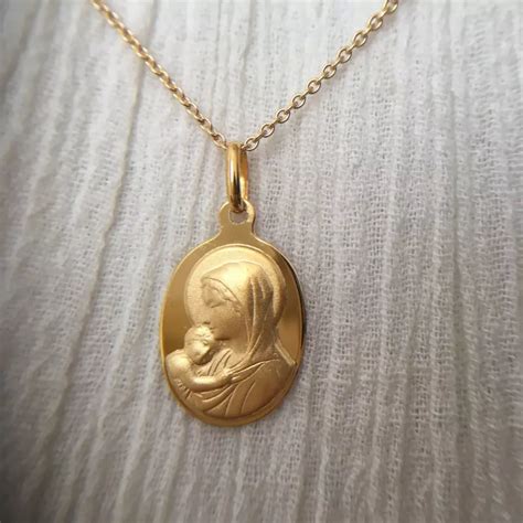 Médaille Vierge à l Enfant ovale en or jaune Médaille de baptême