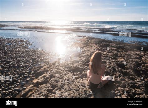 Wearing bikini Fotos und Bildmaterial in hoher Auflösung Alamy