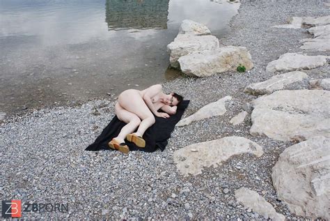 Nacktes Reifes Weib Am Fluss ZB Porn