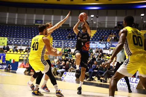 BASKET Latina Gioca E Lotta Ma Deve Cedere Il Passo A Torino Mondoreale