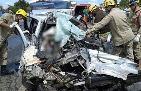 G1 Acidente entre carro e caminhão mata motorista e 4 crianças diz