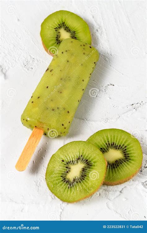 Hielo O Sorbete De Kiwi Congelado O Paleta Con Rodajas De Cemento