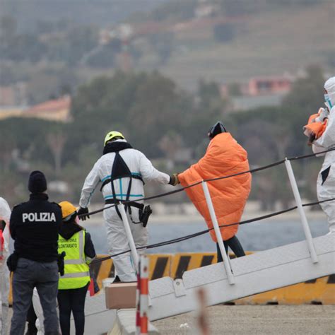 Arrivati Al Porto Di Reggio Calabria Migranti Soccorsi In Mare