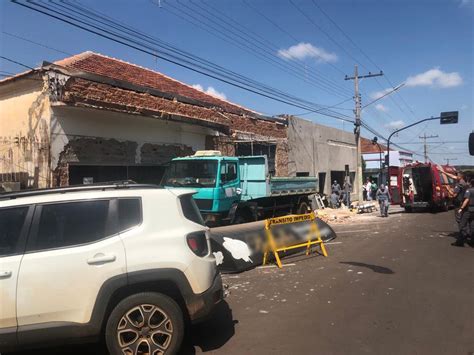 Pedreiro Morre Ap S Cair De Estrutura De Cerca De Metros Enquanto