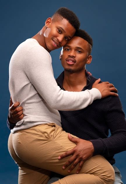 Hombres Negros Gay De Tiro Medio Posando Foto Gratis