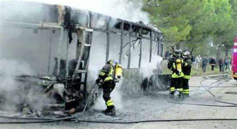 Distrutto Dalle Fiamme Il Bus Dei Pendolari