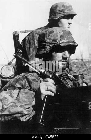 Soldaten Der Waffen SS An Der Ostfront 1941 Stockfotografie Alamy