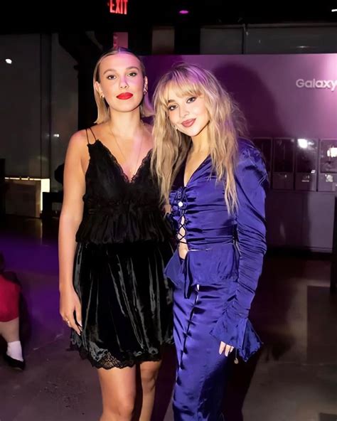 Millie Bobby Brown And Sabrina Carpenter Em 2022 Elenco De Stranger