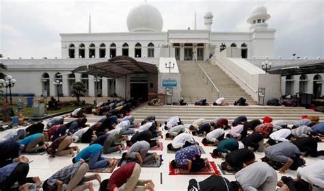 Jakarta mosques reopen as city eases virus curbs | Arab News