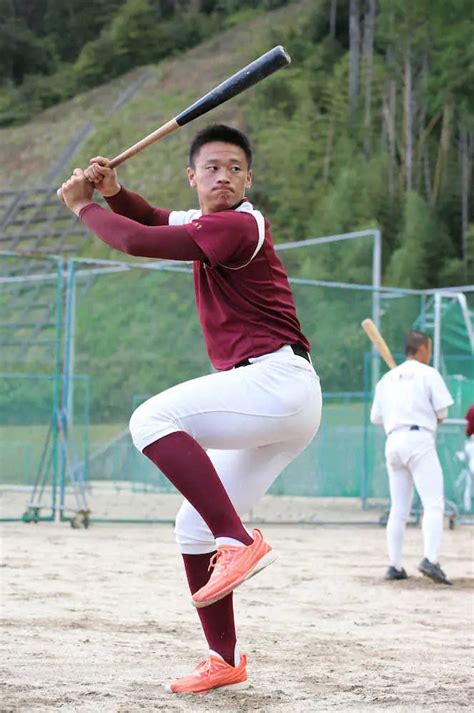 素振りをする阪神ドラフト1位の高知・森木（撮影・坂田 高浩） ― スポニチ Sponichi Annex 野球