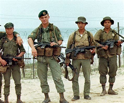 Us Green Beret Flanked By Arvn Soldiers Vietnam War Special Forces