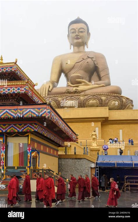 Estatua De Buda De Oro Gigante Fotograf As E Im Genes De Alta