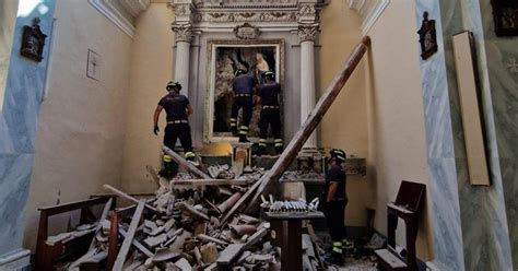 Crollo Di Una Chiesa Macerie Sull Altare