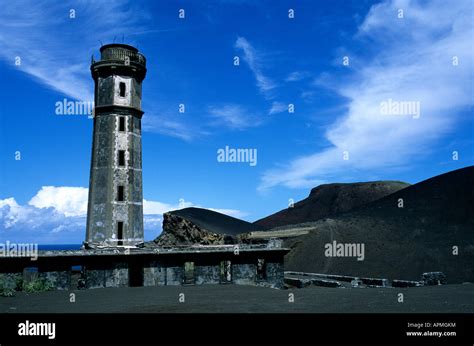 Le dos Capelinhos Vulcão à Faial dans les Açores Le phare a survécu à