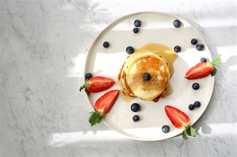 Crepes Con Las Fresas Los Ar Ndanos Y El Jarabe De Arce Desayuno Dulce