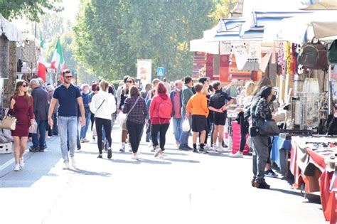 Ad Asti Una Domenica Di Shopping Tra I Banchi Della Fiera D Autunno