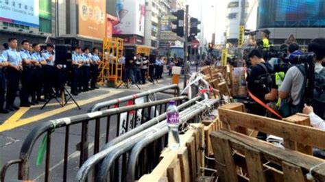 香港逾千占中者抗清场挑衅警员 警方喷射催泪剂占中新浪新闻