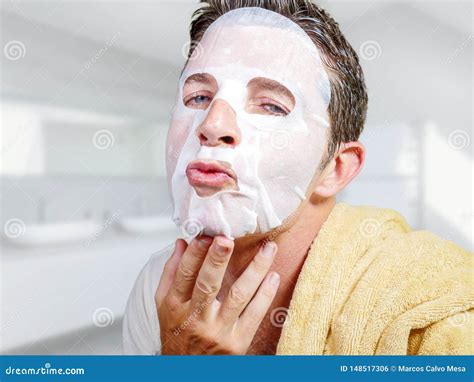 Homem Gay Atrativo E Feliz Novo No Banheiro Usando A M Scara Facial Do Papel Da Beleza Que Toca