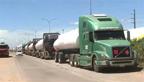 Camiones cisternas no logran descargar combustible en la refinería de