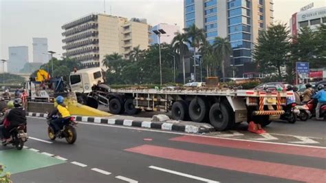 Truk Tabrak Pembatas Jalan Hingga Melintang Di Gatsu