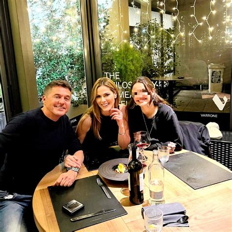 Teo Mammucari Al Ristorante Con L Ex Thais Wiggers E La Loro Figlia