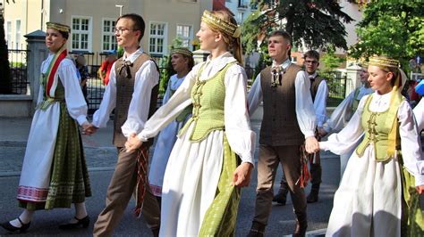 Kolorowa I Radosna T Cza Wiatowy Festiwal Folkloru Bayer Fm