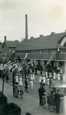 1667048 Religie Katholiek Een Sacraments Processie Door De