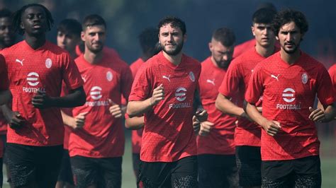 Tourné Milan rossoneri in volo verso gli USA il viaggio FOTO