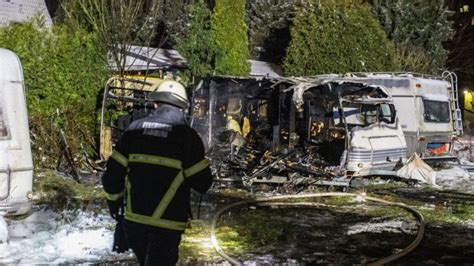 Feuer In Hamburg Mehrere Wohnwagen Stehen In Flammen SHZ