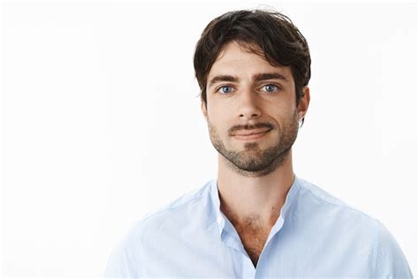 Gros plan d un mec mature séduisant et heureux avec une barbe et des yeux bleus en chemise avec