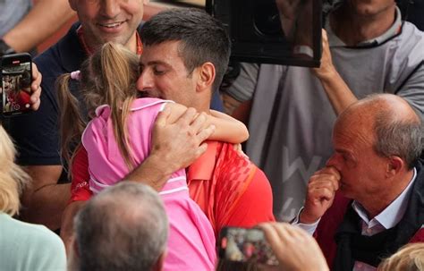 Djokovic récord el emotivo festejo de Novak con su familia y equipo