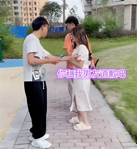 男子觉得陌生女子像前女友，上前和她相拥，女子没拒绝传递正能量腾讯新闻