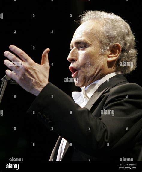 ** ARCHIV ** Der spanische Tenor Jose Carreras singt bei einem Konzret ...