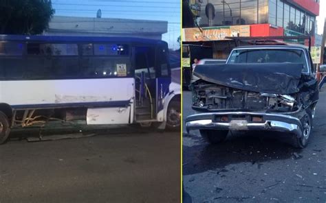 Camioneta se pasa el rojo y se estrella contra autobús de pasajeros en