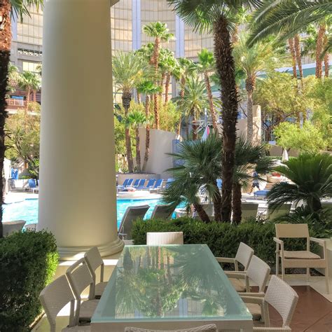 Four Seasons hotel Las Vegas review - Turning left for less