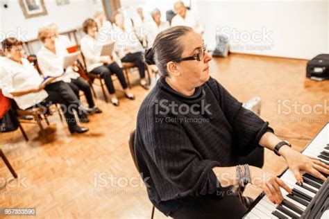 Instruktur Bermain Piano Di Latihan Paduan Suara Foto Stok Unduh