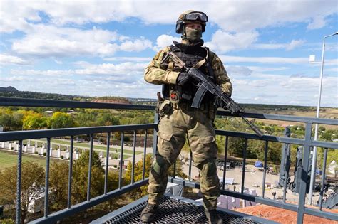 Боец РФ Карл под прицелом дронов ВСУ водрузил флаг 114-й ОМСБр в Семеновке