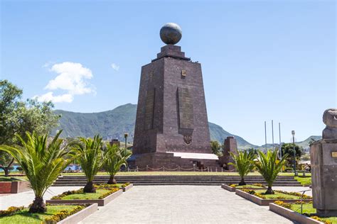 Das Äquatordenkmal Mitad Del Mundo In Quito Ecuador