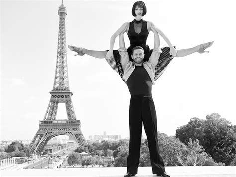 Casal De Dan A Na Frente Da Torre Eifel Em Paris Fran A Lindo Casal De