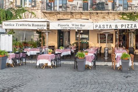 Italienisches Restaurant Und Pizzeria Im Stock Bild Colourbox