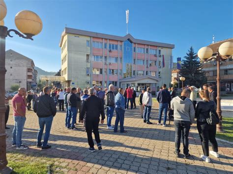 Mirni protest građana ispred opštine Ugljevik BN