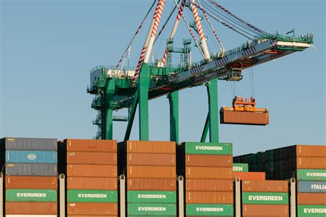 Factory jobs are booming like it’s the 1970s | eKathimerini.com