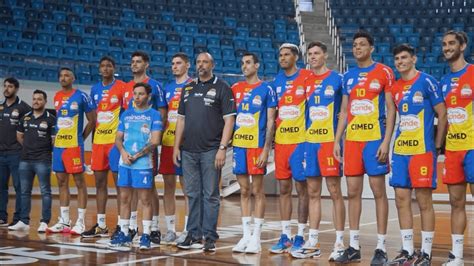 Apresenta O Elenco E Novo Uniforme Para A Temporada Farma